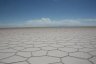 Le salar d'Uyuni, un désert de sel en exploitation à 3700 mètres d'altitude avec une superficie de 12500 km2, il est le plus vaste désert de sel du monde.