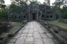 Premier grand temple (dont on ne connaît pas le nom) en face du Sra Srang. Il est 5h30 du matin, on est les premiers visiteurs de la journée (et les seuls à ce moment) à pénétrer dans ce temple. On est tout de suite conquis par la magie des temples d'Angkor...