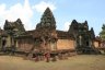 Le Banteay Samré, dédié à Visnu est également un de nos coups de coeur. Quand on voit Yannick sur la photo, on se rend mieux compte de la taille du temple!