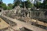 Le Preah Khan est un des plus grand temple du site. L'enceinte comprend de nombreux édifices annexes, salle de danse, bibliothèque, bassins et cloîtres interconnectés par des galeries.