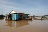 Maison d'un village flottant Vietnamien. Les maisons se déplacent en fonction du niveau d'eau.