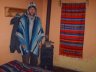 <p>Yannick, en tenue traditionnelle dans notre chambre à Quilotao.</p>