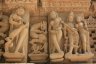 La finesse des sculptures du temple Parsvanath est remarquable. On peut y voir une femme s'enlevant une épine du pied.