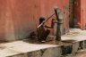 L'inde comporte beaucoup de sans-abris, cet homme est obligé de se laver dans la rue.