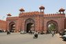 Jaipur est également appelée la ville rose, elle est en partie ceinturée d'un rempart crénelé.