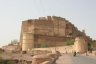Propriété du Maharaja de Jodphur, le fort de Meherangarh est un véritable prodige architectural.La citadelle s'étend sur une colline de 125 m.dont elle épouse les contours.