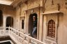 Le Patwa-ki-Haveli (1800) est le plus beau de Jaisalmer. L'intérieur évoque la vie au XIXème siècle.