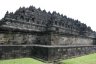 Borobudur consiste en une impressionnante pyramide à neuf gradins haute de 45 mètres. Ce temple est fait de 2 millions de blocs de roche volcanique (andésite).