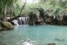 Les cascades de Tat Kuang Si, l'eau descend sur plusieurs niveaux le long des formations calcaires en creusant une succession de bassins à l'eau turquoise.
