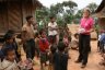 Lors du premier jour avec notre guide, on s'est arrêté dans un village pour y distribuer du savon aux enfants.