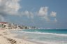 Avec ces 20 kilomètres de long, Cancun possède bien une des plus grandes zones hôtelières du monde. Le luxe est omniprésent. Les prix sont simplement deux fois plus élevés qu'ailleurs au Mexique. A titre de comparaison, Miami Beach fait au moins 50 kilomètres de long mais est nettement moins luxueux.
