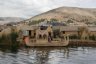 Une des  îles flotantes (ou îles Uros) confectionnée à la main avec les roseaux qui poussent dans les eaux du lac Titicaca.