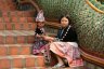 Jeunes filles en costume traditionnel en bas de l'escalier de 306 marches qui conduit au Wat Phra That Doi Suthep.