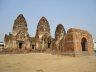 Le sanctuaire de Prang sam yot est un temple hindou devenu bouddhique.  Ce temple est littéralement envahi par les singes.