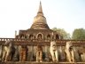 Le Wat Chang Lom est comparable au temple du même nom à Sukhothaï, avec son chedi en forme de cloche, reposant sur un socle soutenu par des éléphants.