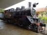 Vieille locomotive à vapeur japonaise exposée à la gare.
