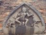 Au dessus de l'entrée de la tour nord, deux musiciens entourent un Shiva dansant à quatre bras, un pied posé sur la tête du taureau Nandin.