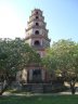 Edifiée sur une colline dominant la rivière des Parfums, la pagode Thien Mu est l'un des emblèmes du Vietnam.