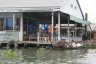 Les maisons flottantes de Chau Doc flottent sur un chassis de barrils vides. Elles jouent le rôle de logis et de lieu de travail, des poissons y sont élevés en dessous dans des nasses.